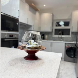 Bright & Airy Home - Cardiff - 3