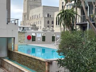 Elegant Oasis in Cape Town CBD Pool Gym & City Views - 7