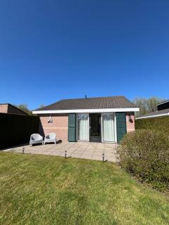 Knusse bungalow met omheinde tuin met veranda - Tzummarum - 6