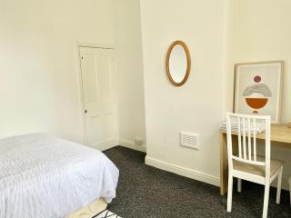 NEW! Stunning cosy double bed with window views, free WiFi and breakfast in a 3-bed peaceful house, spacious and full of hospitality - Birmingham - 9