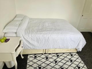 NEW! Stunning cosy double bed with window views, free WiFi and breakfast in a 3-bed peaceful house, spacious and full of hospitality - Birmingham - 6