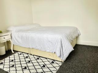NEW! Stunning cosy double bed with window views, free WiFi and breakfast in a 3-bed peaceful house, spacious and full of hospitality - Birmingham - 3