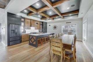 Green Diamond Retreat - Epic Lakefront Oasis for 30, 6BR, Boat Slip, Kayaks - 3