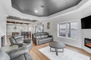 Green Diamond Retreat - Epic Lakefront Oasis for 30, 6BR, Boat Slip, Kayaks - 4