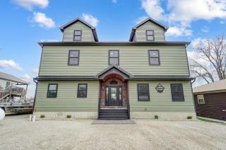 Green Diamond Retreat - Epic Lakefront Oasis for 30, 6BR, Boat Slip, Kayaks - 6