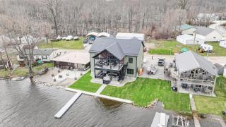 Green Diamond Retreat - Epic Lakefront Oasis for 30, 6BR, Boat Slip, Kayaks - 8