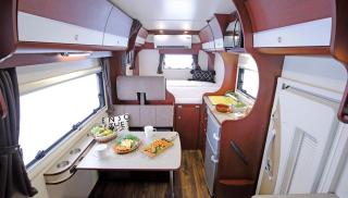 Fukuroneko RV 海辺の駐車場でキャンピングカーでの車中泊 - 5