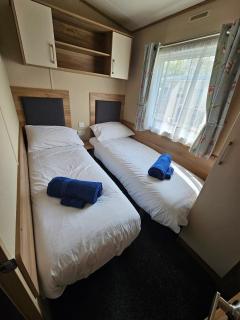 Hot Tub Getaways The Oakley 8 berth caravan with hot tub and quiet setting - Tattershall - 3