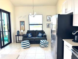 New 4 bed house on a canal facing south & door ramp, near golf course and softball - Cape Coral - 4