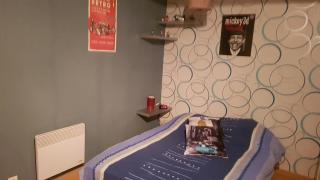 appartement a l'étage d'une maison avec entrée commune comprenant une chambre avec un grand lit , une d'enfant et un clic-clac dans la piece de vie - 9