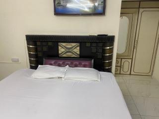 2 BDRM APARTMENT with Kitchen and AC, Parking - 5