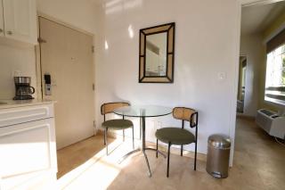Art Deco 1 Bedroom Apartment Steps to Beach in South of Fifth Neighborhood - Miami Beach - 2