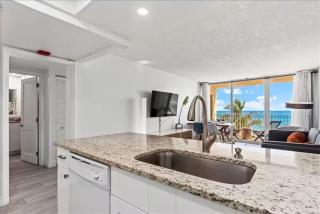 Hutchinson Island BeachFront Heated Pool Balcony Top Floor Amazing View - 2