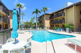 Tiki SPI Beachfront Condo, RIGHT ON THE BEACH! - South Padre Island - 9