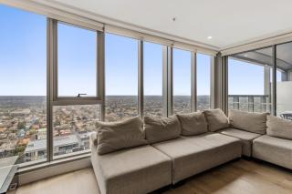 Gorgeous High-Rise Unit with Sky Bar Pool and Gym - 1