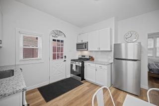 Shadyside, Pittsburgh !A Modern and Bright Private Bedroom with Shared Bathroom - 1