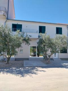 Beach apartment ANA with sea view, balcony, garden & bbq, Murter - Dalmatia - Murter - 9