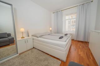 4 Bob's Apartments - 3 bedrooms, King size beds - Prague - 0