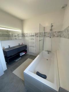 Grande maison- 10 mn circuit 24h - 9