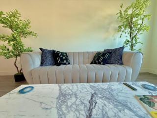 Designer 1 Bedroom Condo in Prime Hollywood - Los Angeles - 2