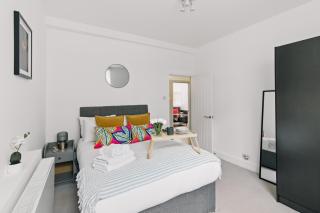 Modern 1-Bedroom Retreat in Trendy Clerkenwell - London - 3