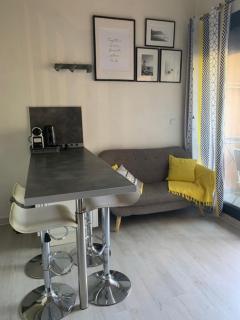 Cosy T1 avec mezzanine, à 7' à pied de la plage et du centre, wifi, clim, parking privé, piscines - 3