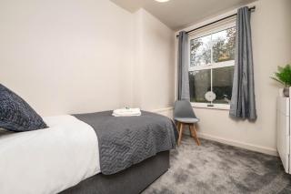 #34 Two bed apt Private Parking Stylish & homely - Near Tamworth Castle - Sleeps 5 -"Perfect for Contractors and Families" - Free Parking - 5