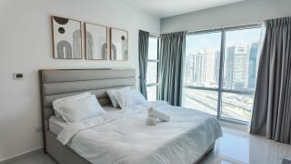 Sky High 2BR Stay Amazing Marina Views Near Metro & Mall - 9