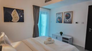 Sky High 2BR Stay Amazing Marina Views Near Metro & Mall - 6