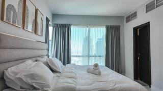 Sky High 2BR Stay Amazing Marina Views Near Metro & Mall - 4