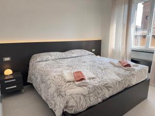 In the Historic Centre, with a View of the Towers - Alba - 9