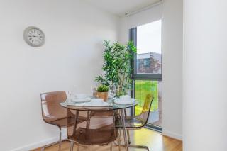 Stunning 2-Bed, 2-Bath with Balcony Views Stratford Westfield - 9
