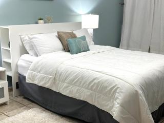 3BDR Wi-Fi Parking Pool AC 2 min from the Beach Deposit Required - 4