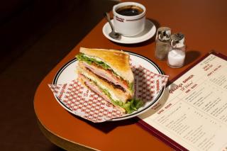 LUXURY PET-FRIENDLY's BENDIGO ACCOMMODATION 4 BEDROOM 2 BATHROOMS ENTIRE HOME WALK TO BENDIGO CBD LAKE EASTER FESTIVAL Bendigo Regional Tennis Centre BRTC Central Deborah Gold Mine Bendigo Art Gallery Golden Dragon Museum Rosalind Park The Great Stupa - 4