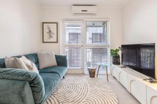 Botanic Edge - Beachside Comfort by St Kilda's Icons - 5