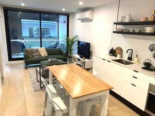 Modern, stylish 2 bed apartment, great location - 7