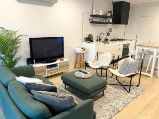 Modern, stylish 2 bed apartment, great location - 6