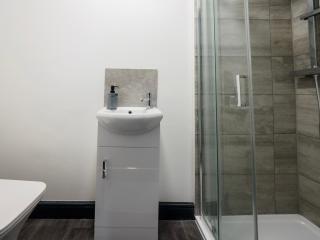 Chatham Lodge Family Room 2 Ensuite - Stoke on Trent - 6