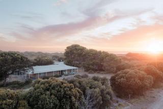 Historic Cottage with private Hiking trails & private waterfront - Hindmarsh Island - 0