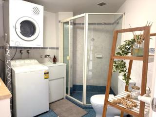 Chevron Island 1BR Apartment - Walk to Surfers - Pool - 2