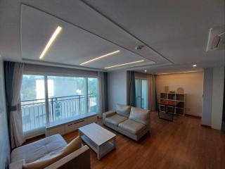 A Stay Gerje Tongyeong Party room spacious and pleasant 34 pyeong the best space for healing - Sŏngp'o-ri - 1