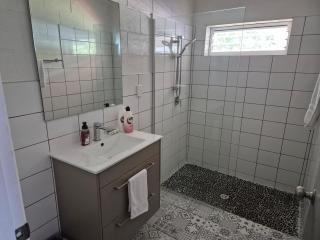 Hibiscus Holiday Home - sleeps up to 9, free wifi - Arorangi - 4