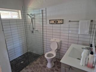 Hibiscus Holiday Home - sleeps up to 9, free wifi - Arorangi - 2