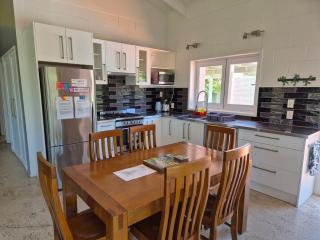 Hibiscus Holiday Home - sleeps up to 9, free wifi - Arorangi - 1