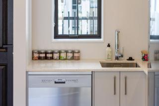 Upscale Townhouse with Parking in Prime Location - Christchurch - 8