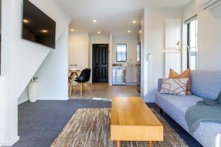 Upscale Townhouse with Parking in Prime Location - Christchurch - 4