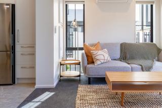 Upscale Townhouse with Parking in Prime Location - Christchurch - 2