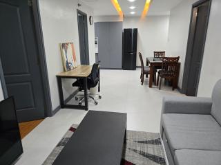 BGC Center Decent 74sqm, 2br, 2baths, 4beds with maid quarter - Manila - 0