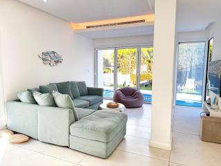 Sunset Family Villa, 1-Min Walk to Beach - 6