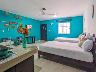 A5 Beachside Bliss Family Hawaiian Themed Quad Studio Kitchen AC - Playa del Carmen - 1
